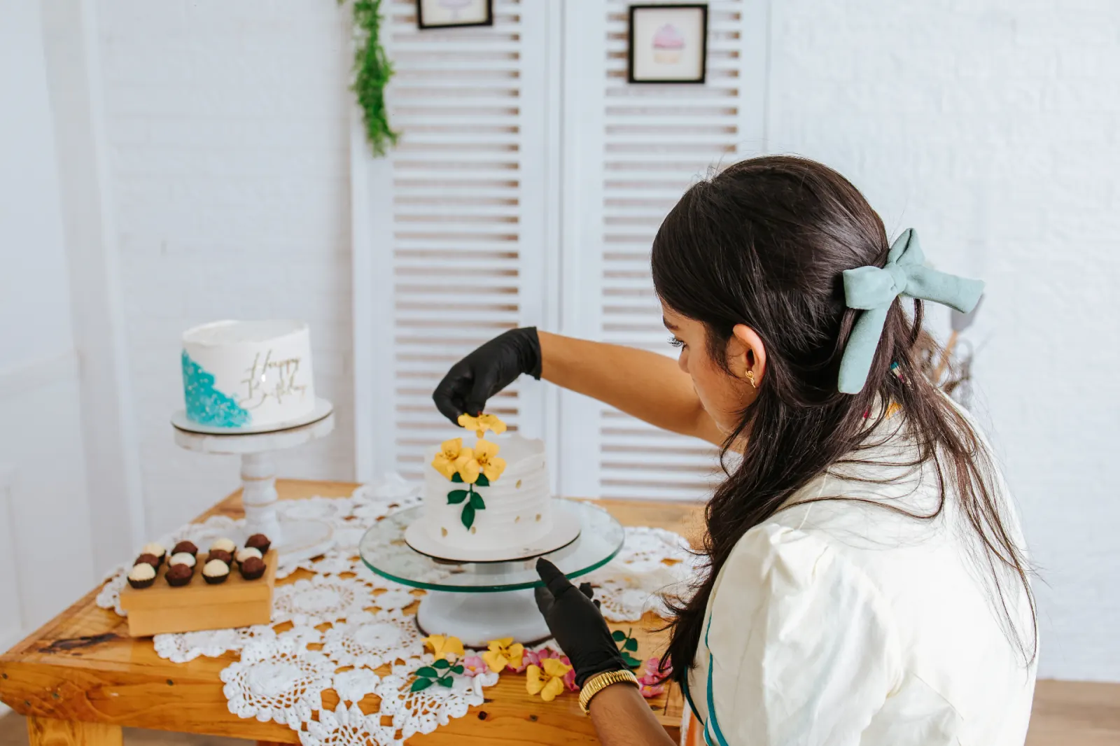 Confeiteira decorando bolo artesanal